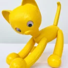 LOKET - Minka the plastic cat - Gele kat
