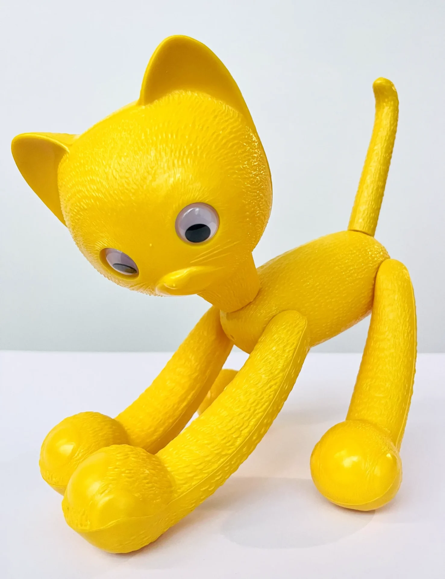 LOKET - Minka the plastic cat - Gele kat