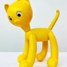 LOKET - Minka the plastic cat - Gele kat